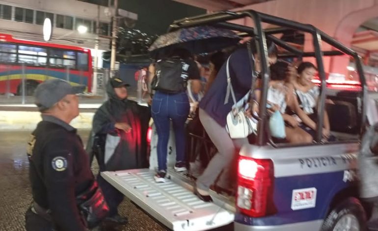 Policías ayudan a ciudadanos a trasladarse durante lluvias en Acapulco, Gro