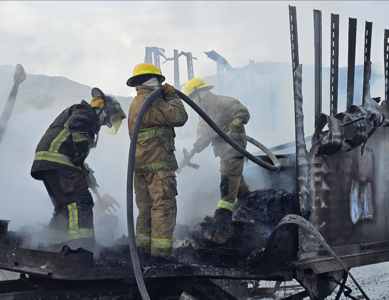 Bomberos y PC atienden incendio de tráiler en autopista del sol en Ocotito, Chilpancingo, Gro
