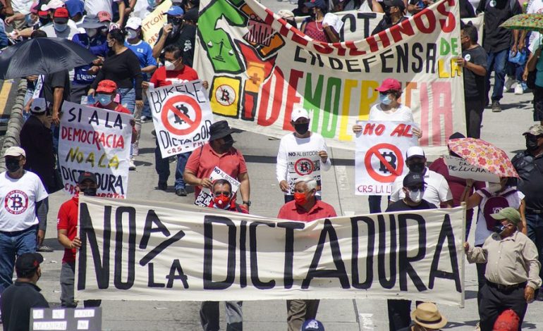 El Salvador extiende la detención sin juicio para miles de personas