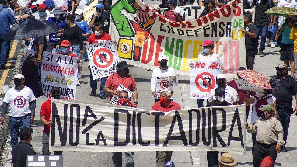 El Salvador extiende la detención sin juicio para miles de personas