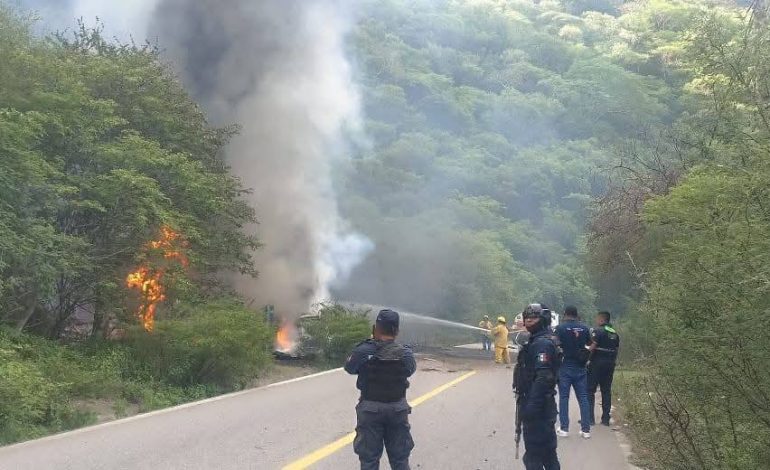 Bomberos atienden explosión de pipa con combustible en la carretera Tlapa de Comonfort, Gro