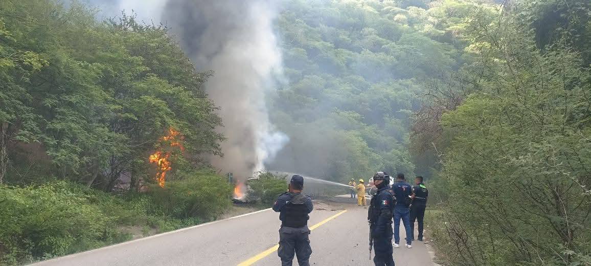 Bomberos atienden explosión de pipa con combustible en la carretera Tlapa de Comonfort, Gro