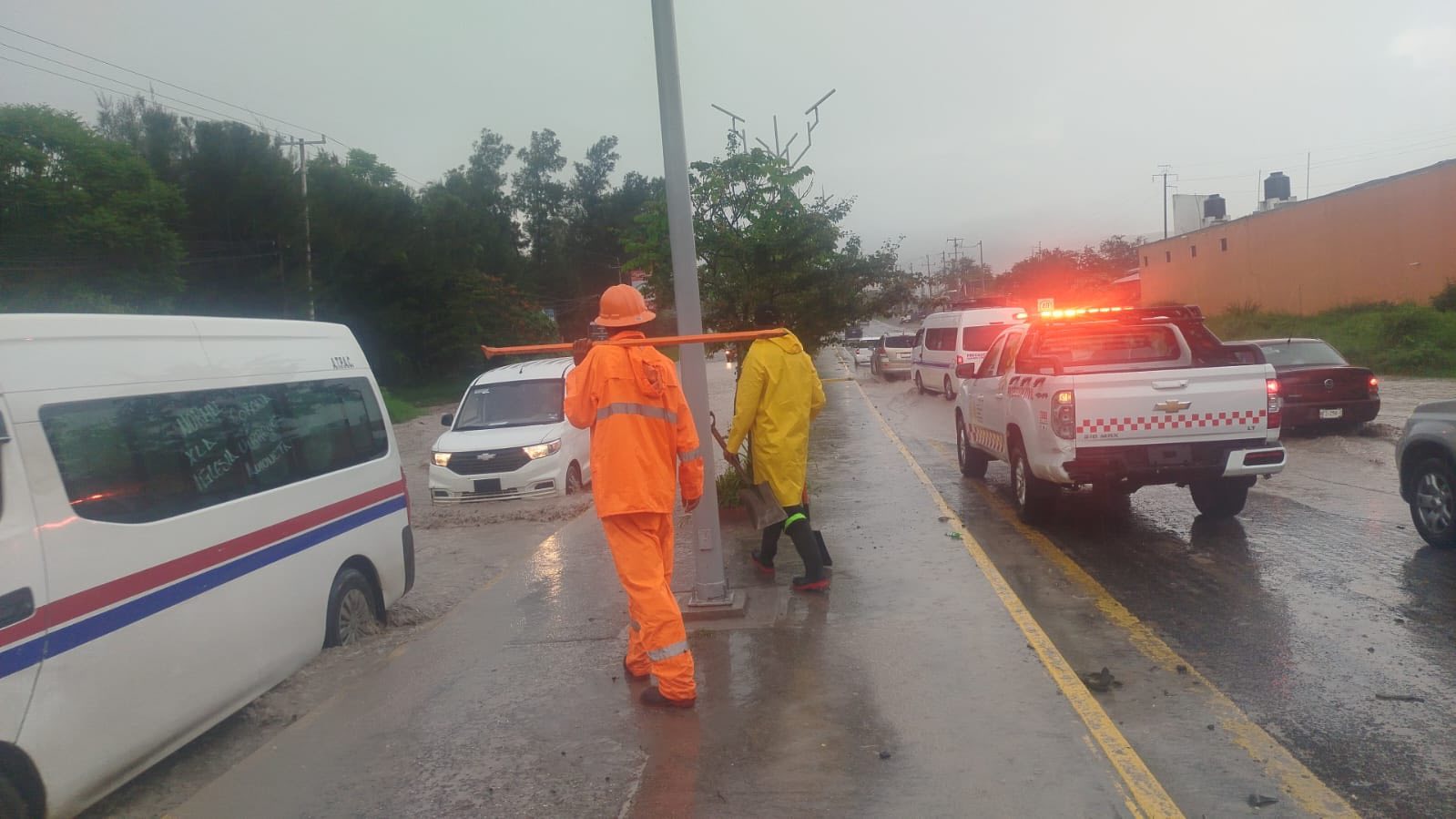 PC realiza operativo especial tras lluvias en blvr. Chilpancingo-Petaquillas, Gro