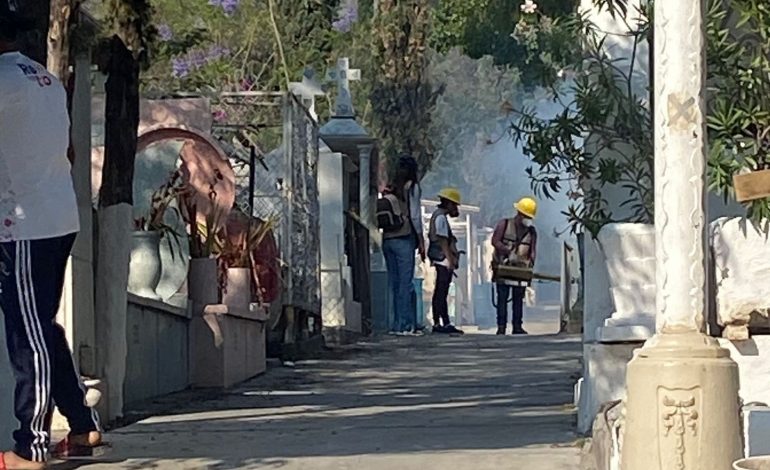 Ayto. de Chilpancingo realizan jornadas fumigación ante el dengue en panteones municipales, Gro