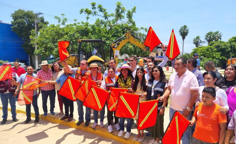 Alcaldesa, A. López, da inicio a obras de pavimentación en Ciudad Renacimiento, Acapulco, Gro
