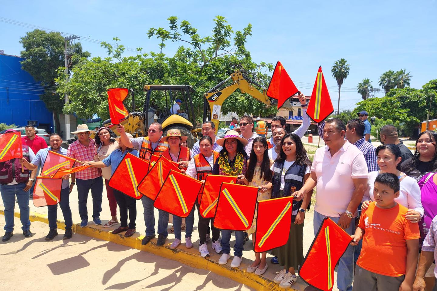 Alcaldesa, A. López, da inicio a obras de pavimentación en Ciudad Renacimiento, Acapulco, Gro