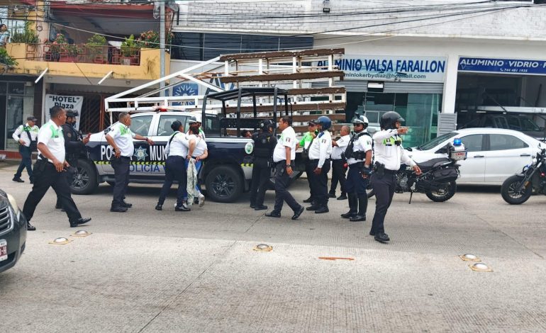 Detienen a cuatro asaltantes por robar a mano armada a taxista en av. Farallón, Acapulco, Gro