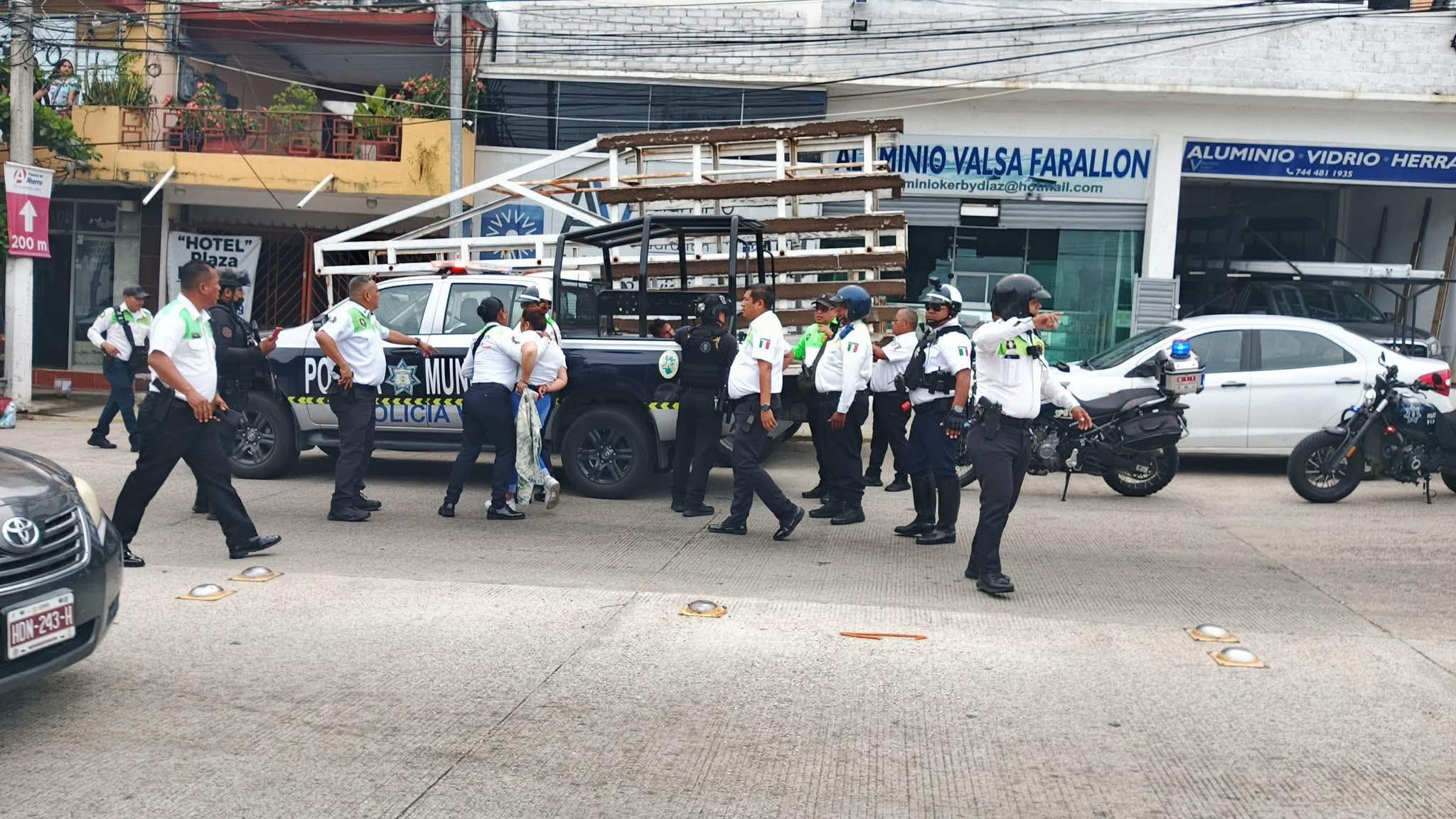 Detienen a cuatro asaltantes por robar a mano armada a taxista en av. Farallón, Acapulco, Gro