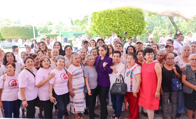 E. Salgado comparte fotos de la firma de convenio por el Mes del Testamento en Gro