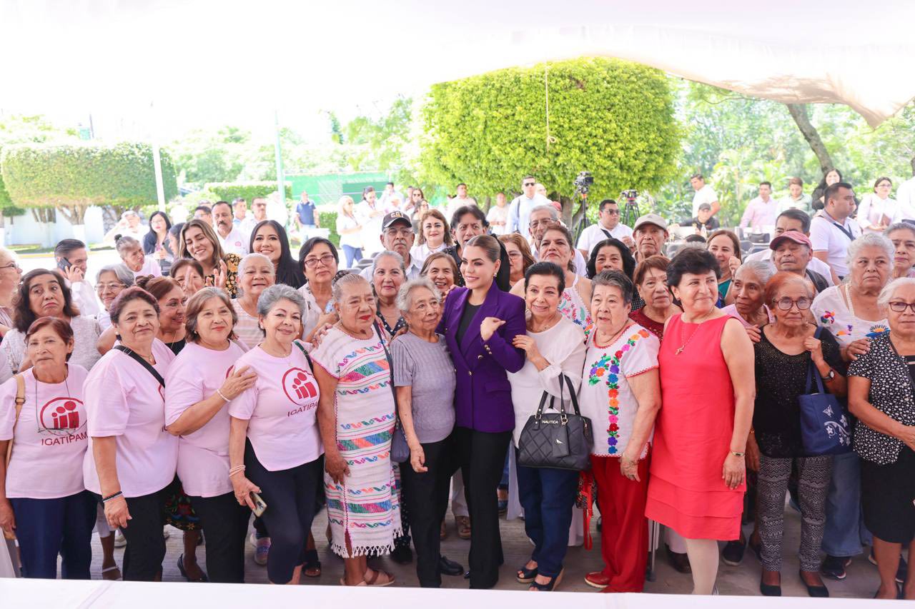 E. Salgado comparte fotos de la firma de convenio por el Mes del Testamento en Gro