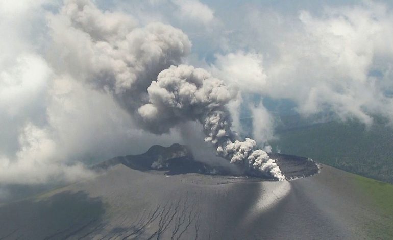 Erupción del volcán Shinmoedake en Kyushu genera alerta en Japón