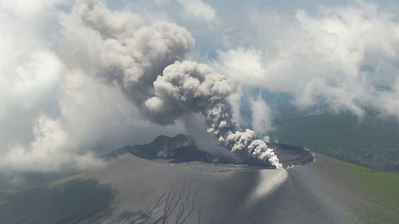 Erupción del volcán Shinmoedake en Kyushu genera alerta en Japón