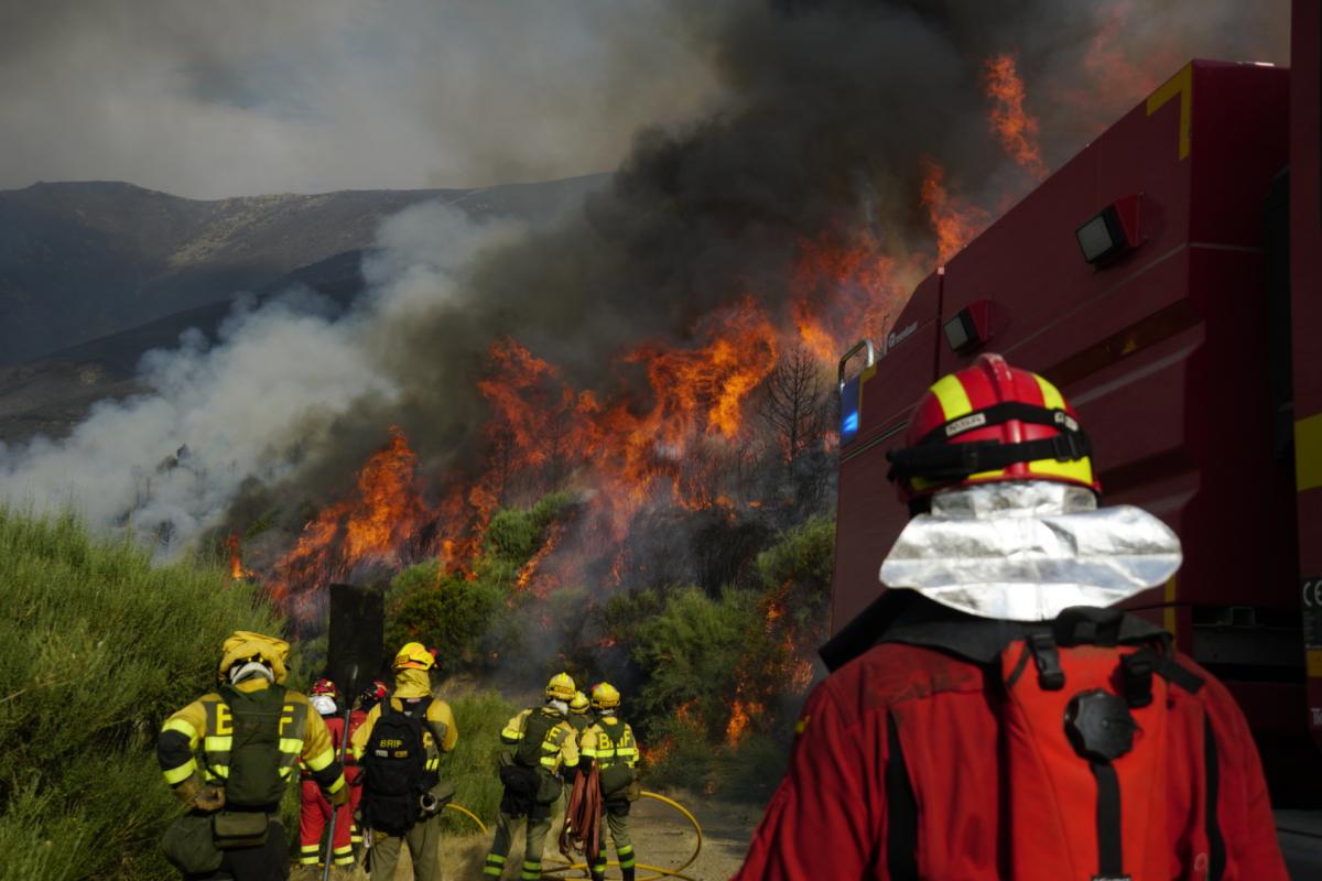 Incendios forestales en España mantienen en vilo a comunidades del norte: cientos siguen evacuados