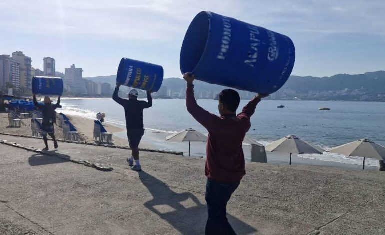 E. Salgado entrega tambos de basura para que sean colocados en las playas de Acapulco