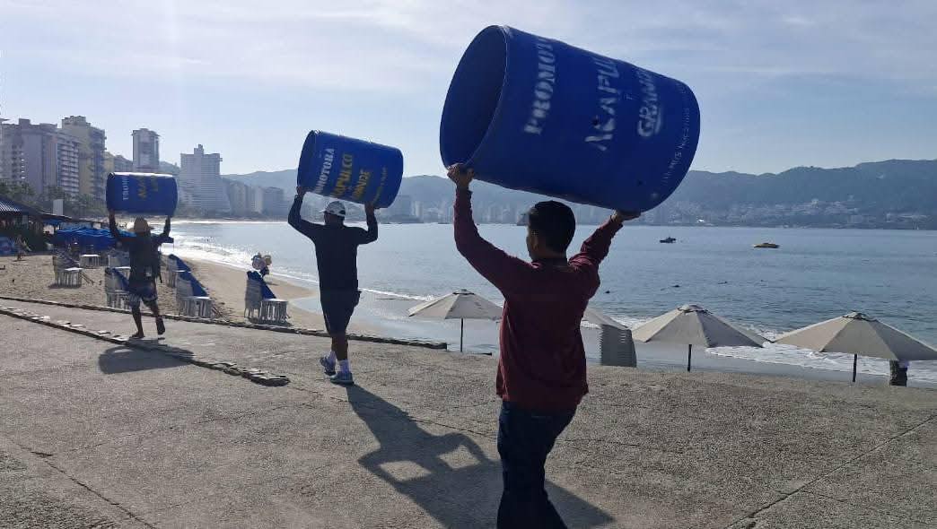 E. Salgado entrega tambos de basura para que sean colocados en las playas de Acapulco