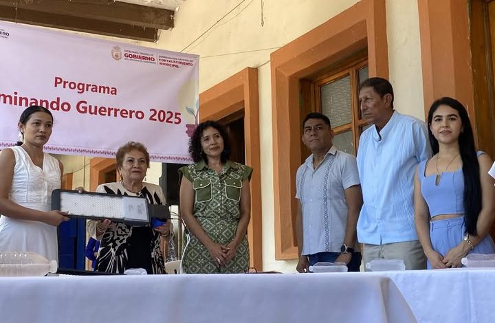 Gobierno de Guerrero entrega luminarias en calles de Coyuca de Catalán