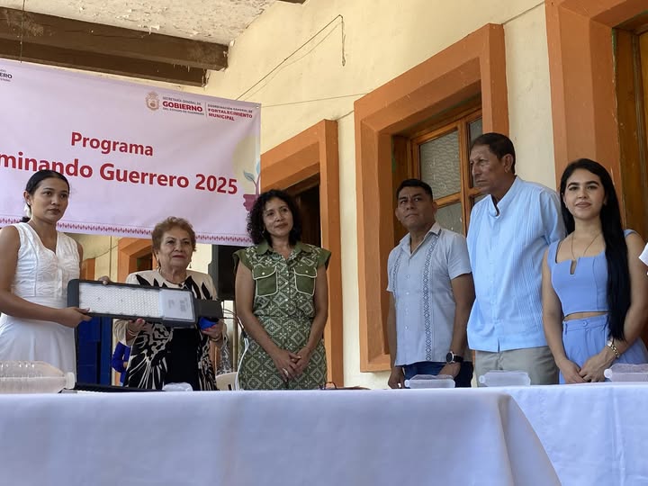 Gobierno de Guerrero entrega luminarias en calles de Coyuca de Catalán