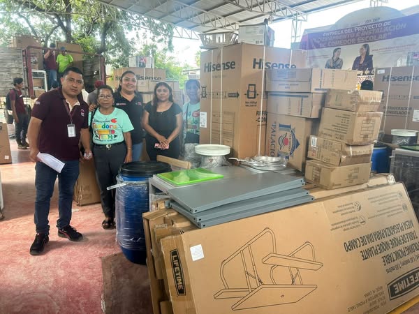 DIF entrega módulos completos del programa de comedores escolares en Tlapehuala