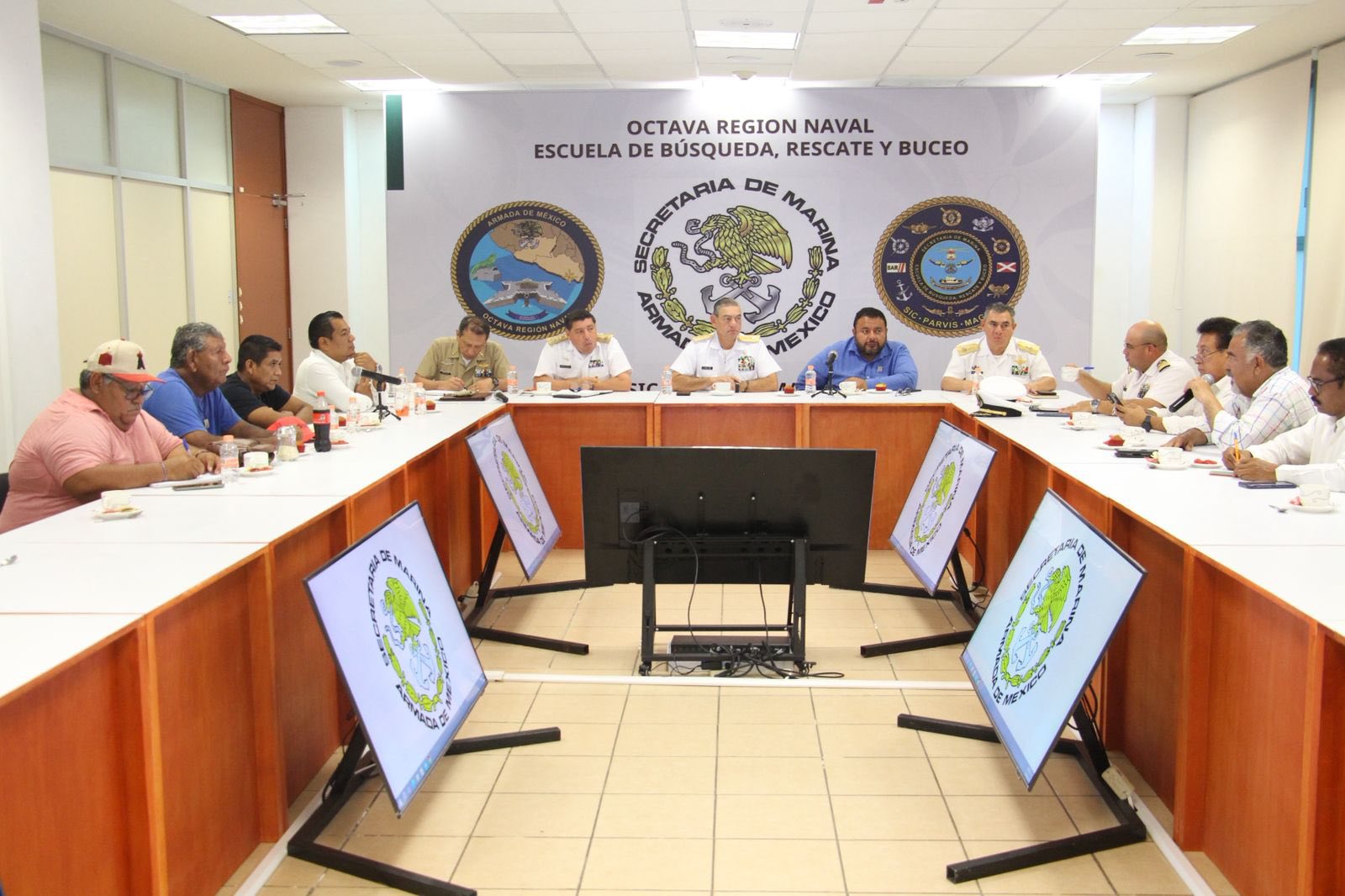 Gobierno de Guerrero sostiene diálogos con trabajadores de playa para mejorar la economía