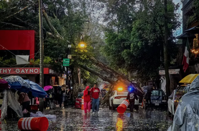 Tormenta convierte vialidades del sur de CDMX en río; múltiples alcaldías registran inundaciones