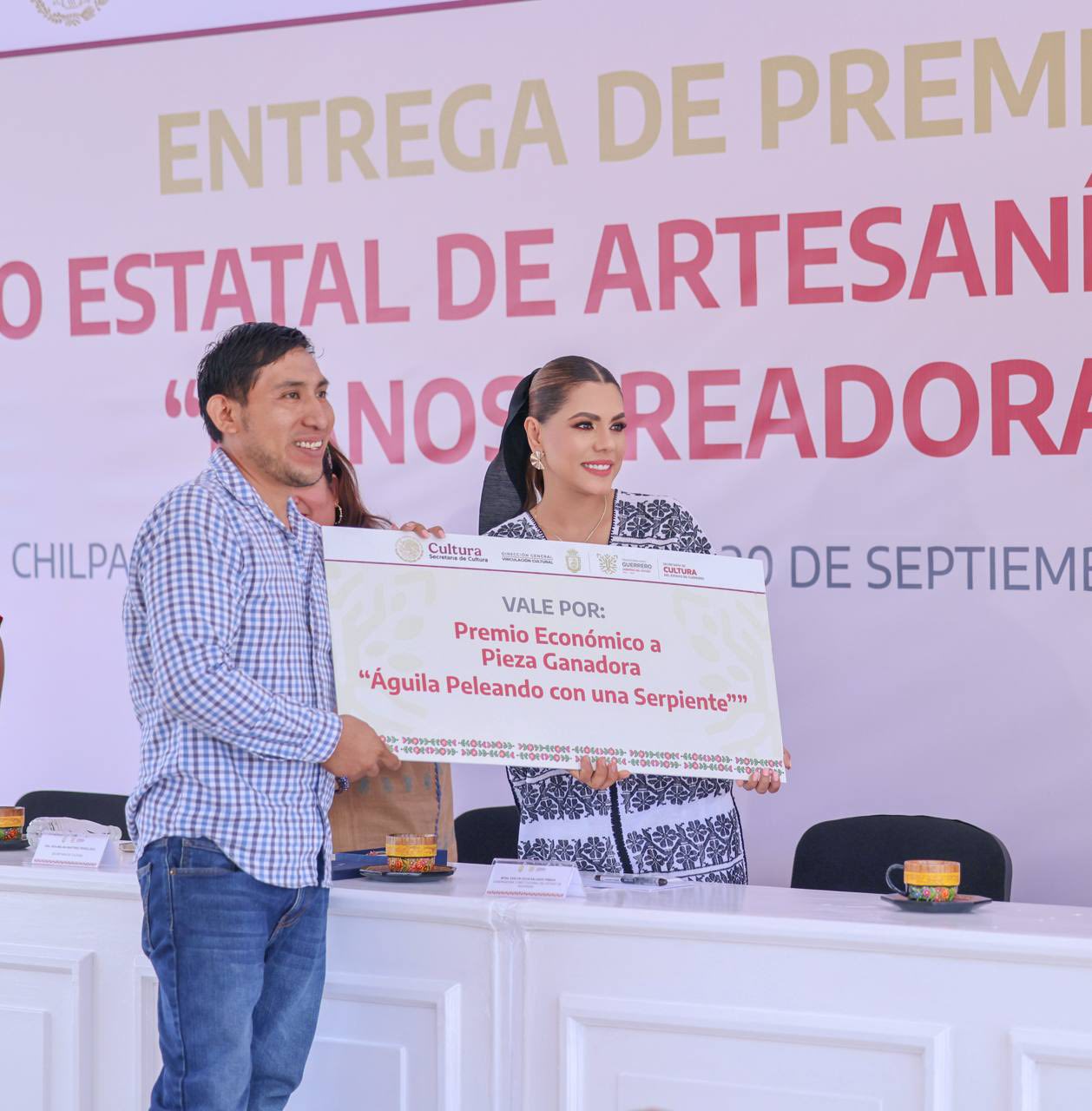 E. Salgado comparte fotografías de la entrega de premios “Manos Creadoras 2025” en Chilpancingo