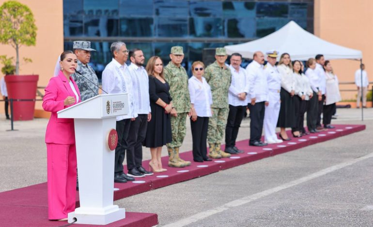 E. Salgado encabeza homenaje e izamiento de bandera correspondiente al mes de octubre