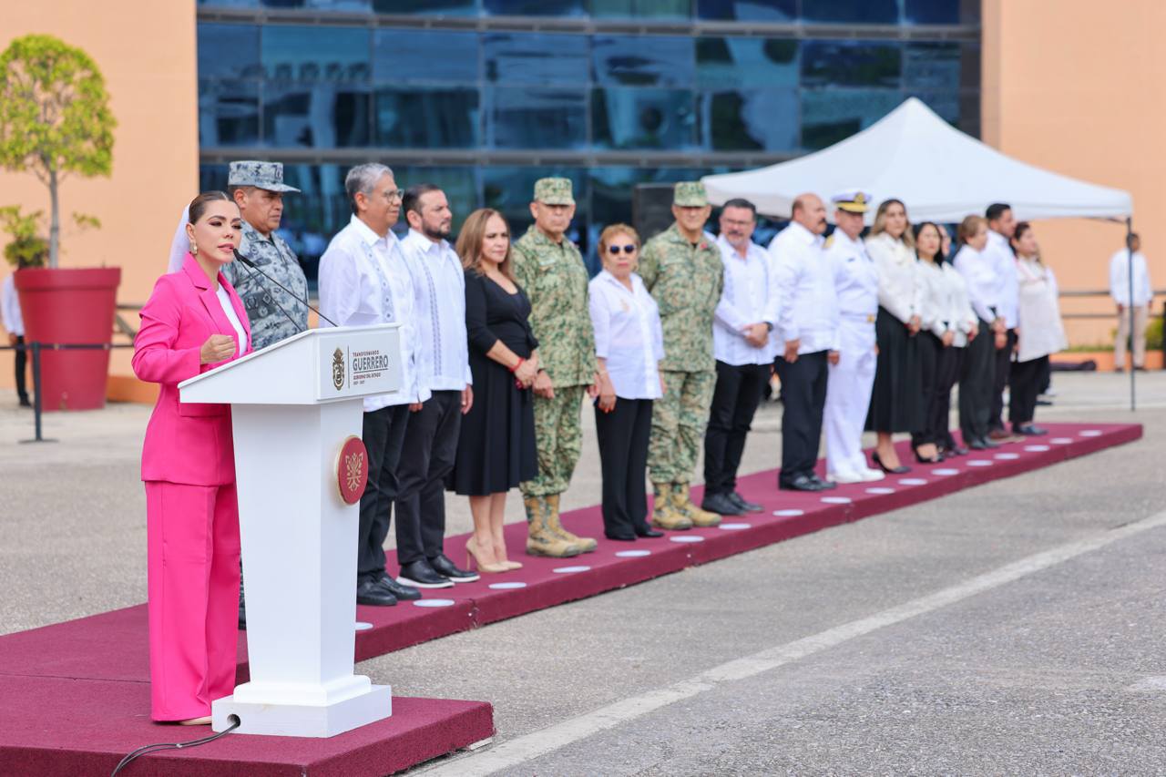 E. Salgado encabeza homenaje e izamiento de bandera correspondiente al mes de octubre