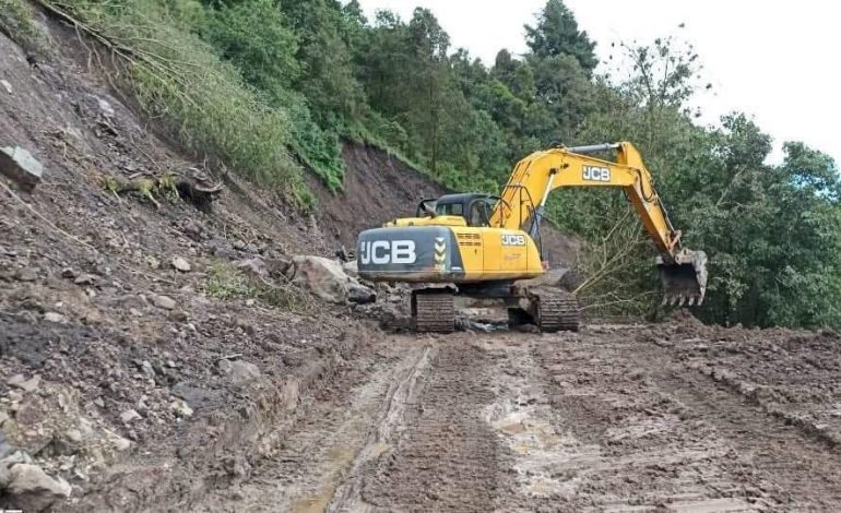 Por instrucciones de E. Salgado, CICAEG atiende afectaciones por lluvias en carreteras del Estado