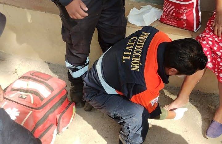 Protección Civil auxilia a ciudadana con lesión en tobillo en la col. Emiliano Zapata, Tlapa