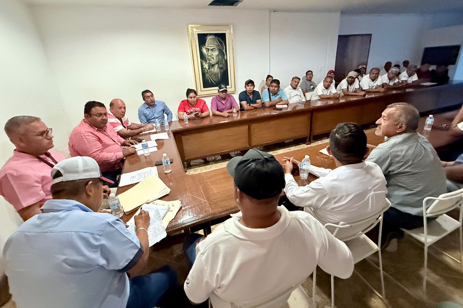 E. Salgado instruye reunión entre autoridades y representantes del gremio transportista de Guerrero