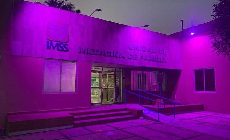 IMSS Guerrero ilumina edificios de color rosa para promover la lucha contra el cáncer de mama