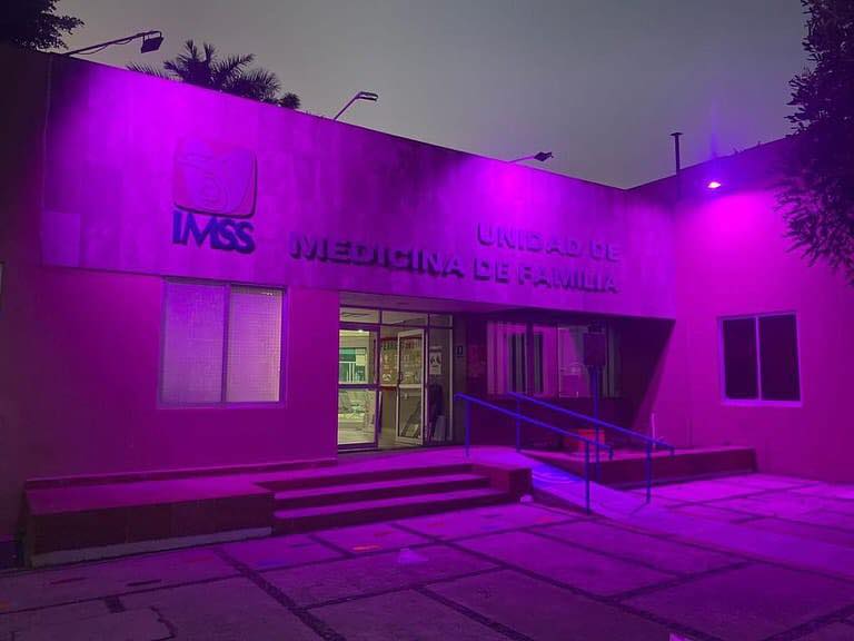 IMSS Guerrero ilumina edificios de color rosa para promover la lucha contra el cáncer de mama