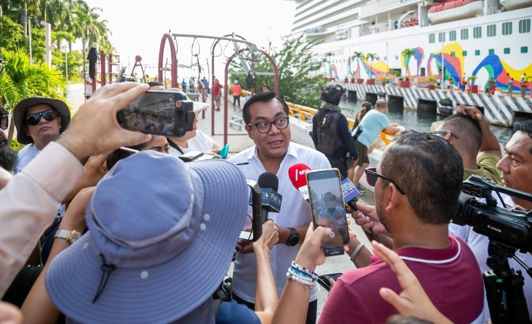 S. Quiñonez agradece en nombre de E. Salgado a Norwegian Encore su arribo a Acapulco