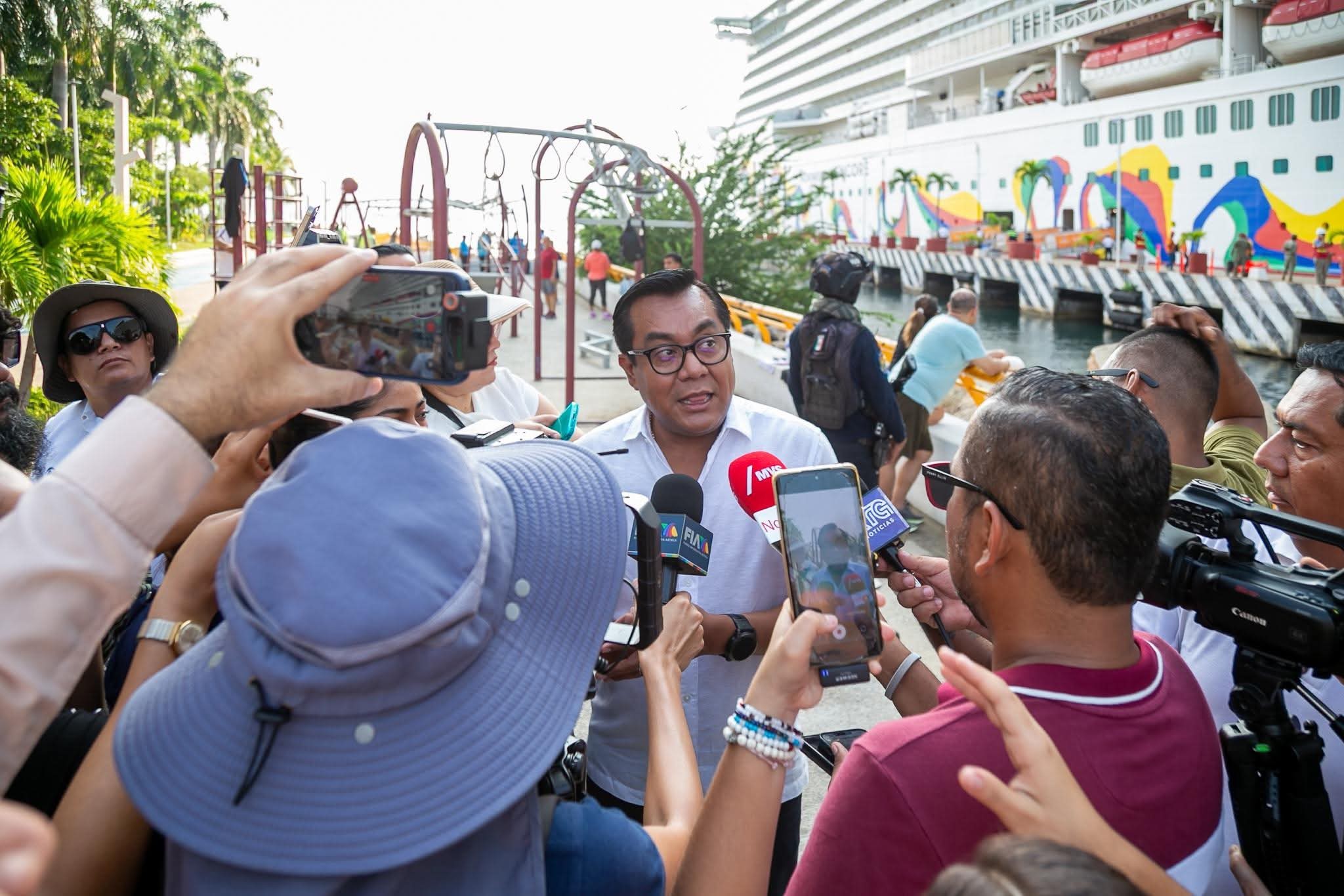 S. Quiñonez agradece en nombre de E. Salgado a Norwegian Encore su arribo a Acapulco