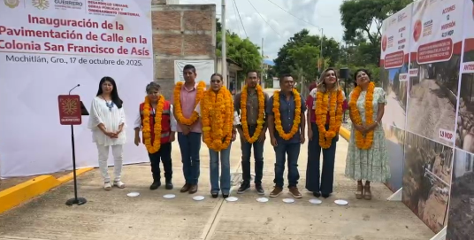 E. Salgado inaugura pavimentación de calle en la col. San Francisco de Asís en Mochitlán
