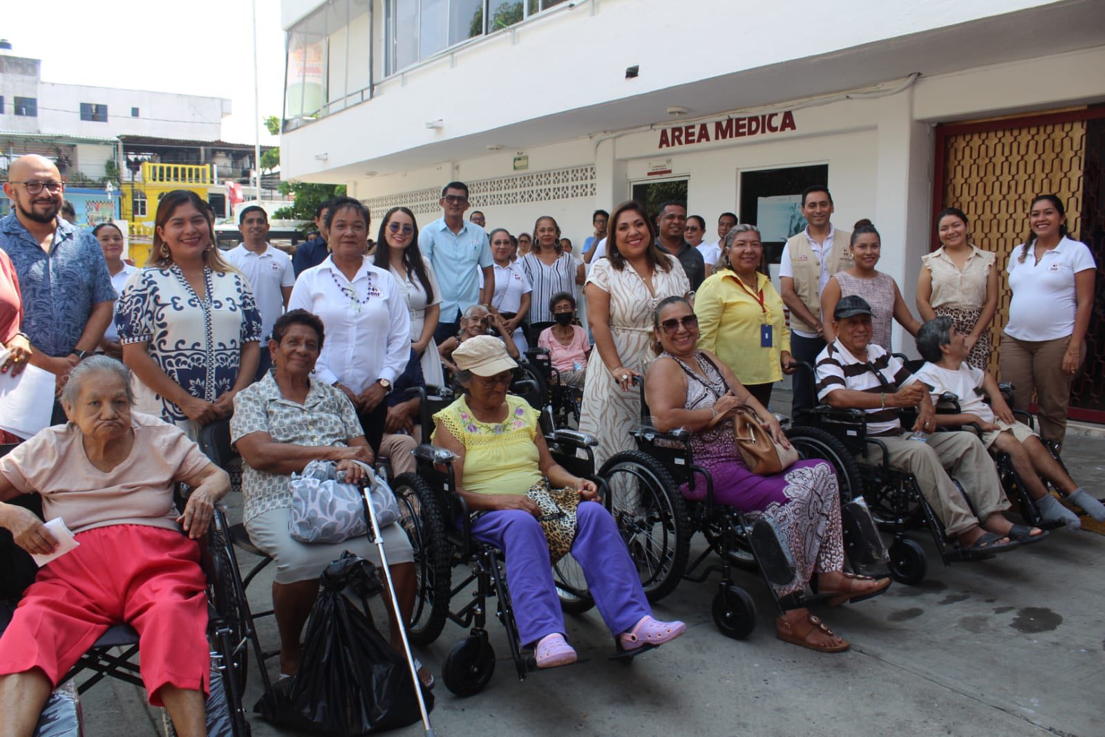 Entrega DIF Acapulco sillas de ruedas a personas con discapacidad