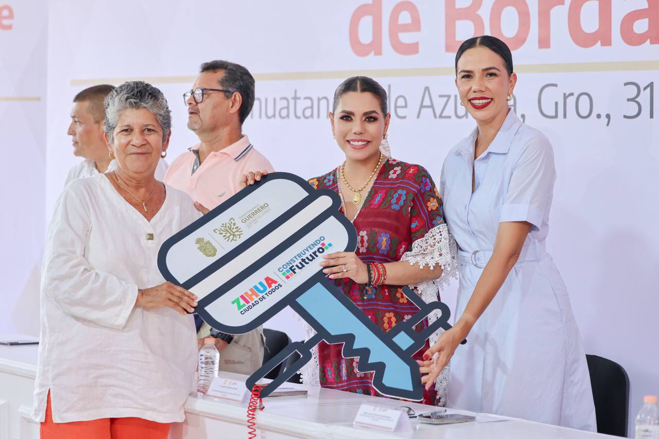 E. Salgado comparte fotos de la entrega de motores marinos fuera de borda en Zihuatanejo