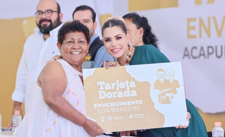 E. Salgado comparte fotos entregando la Tarjeta Dorada “Envejeciendo con Bienestar”, Acapulco