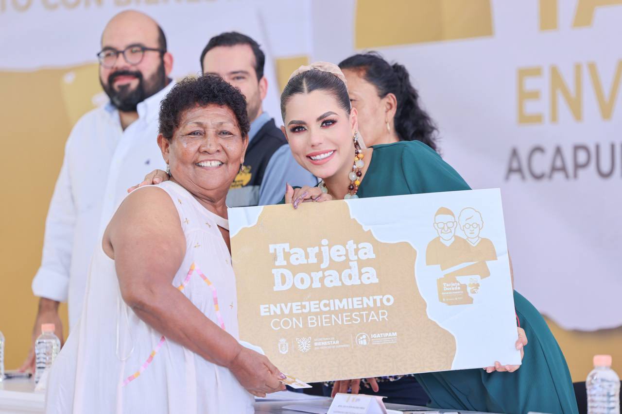E. Salgado comparte fotos entregando la Tarjeta Dorada “Envejeciendo con Bienestar”, Acapulco