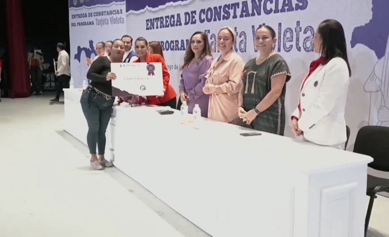 E. Salgado entrega constancias del Programa Tarjeta Violeta en Chilpancingo