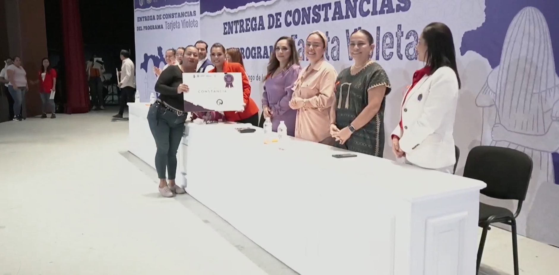 E. Salgado entrega constancias del Programa Tarjeta Violeta en Chilpancingo