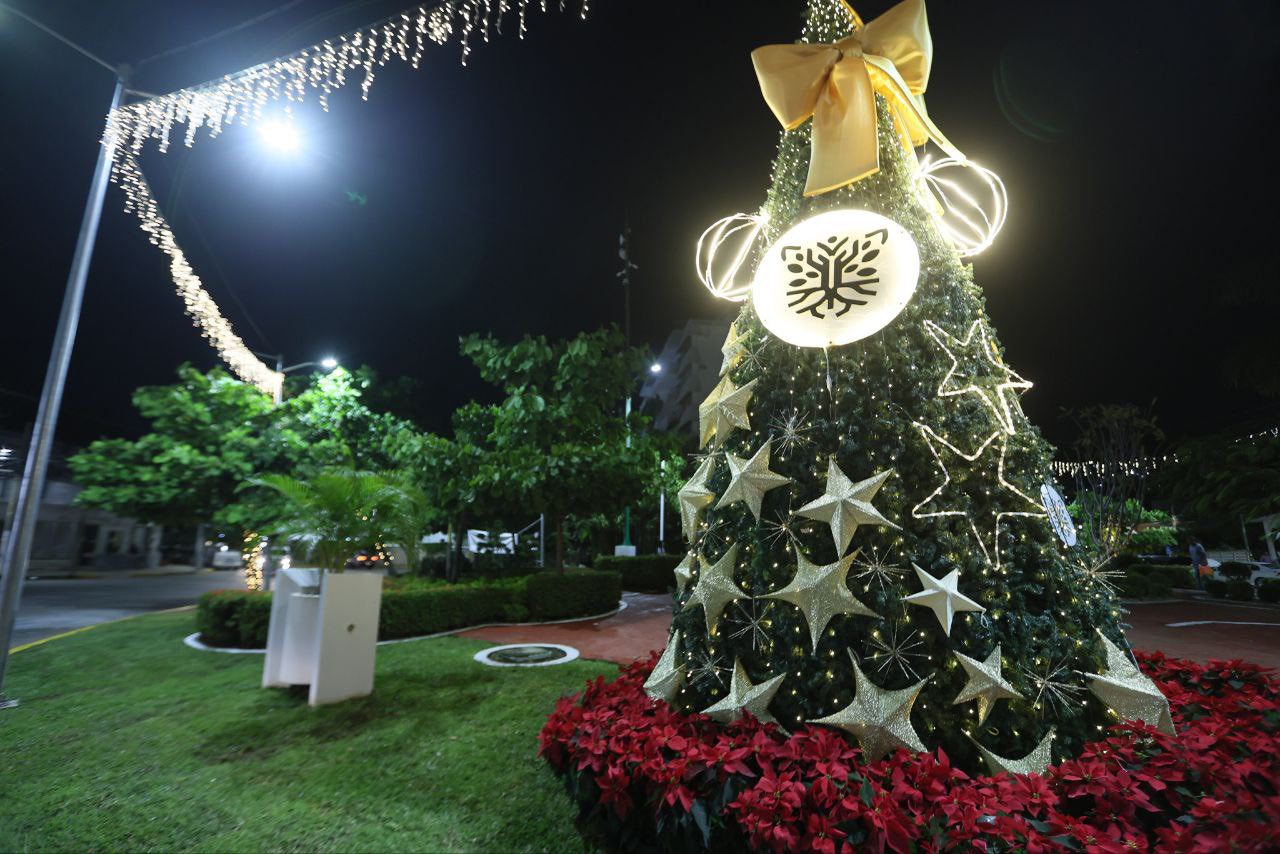 Acapulco enciende el espíritu navideño con iluminación en la Zona Diamante y puntos turísticos