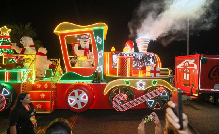 La Caravana Navideña Coca-Cola regresa a Acapulco tras 15 años y llena de luz la Costera