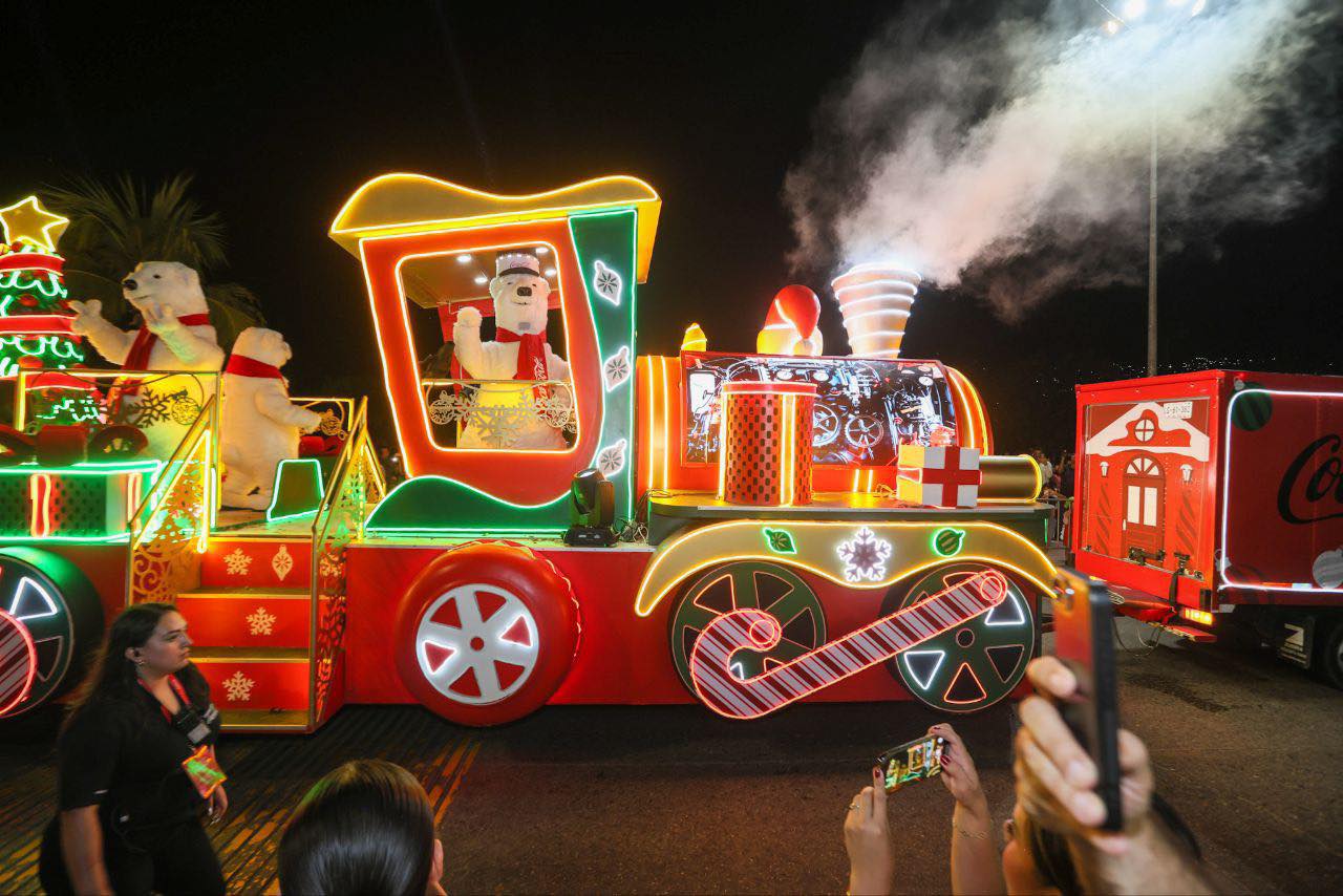 La Caravana Navideña Coca-Cola regresa a Acapulco tras 15 años y llena de luz la Costera