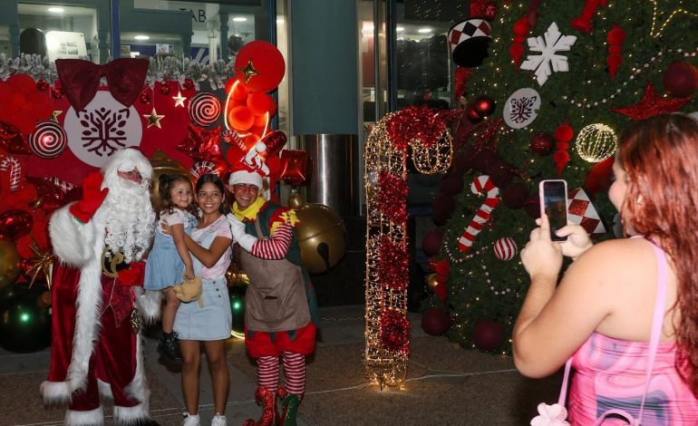 La magia de la Navidad ilumina Acapulco con la visita de Santa Claus