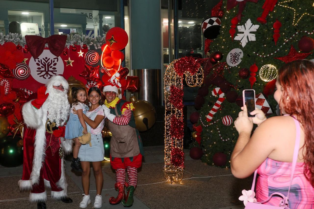 La magia de la Navidad ilumina Acapulco con la visita de Santa Claus
