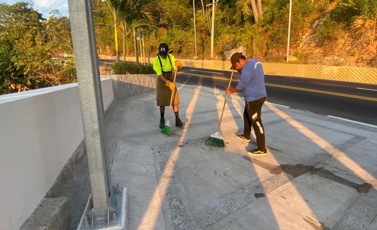 Refuerzan labores de limpieza en playas y miradores de Acapulco para conservar el Hogar del Sol