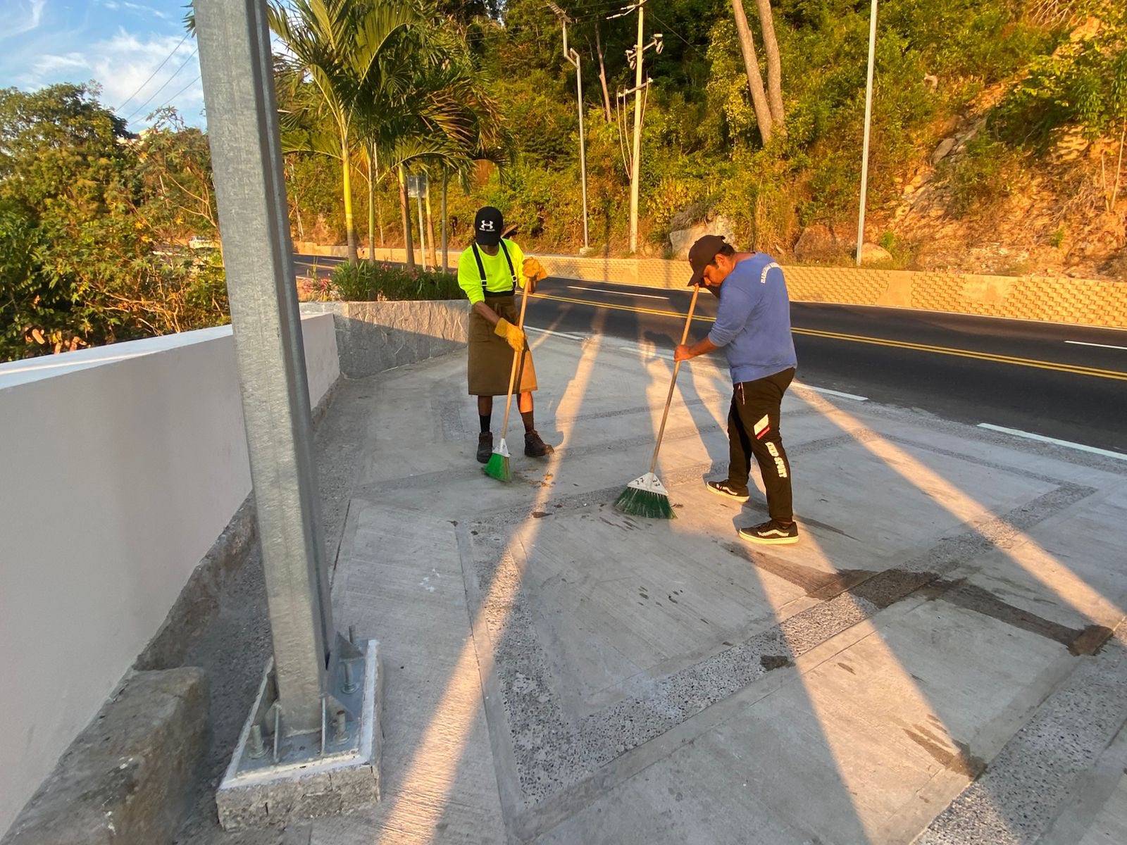 Refuerzan labores de limpieza en playas y miradores de Acapulco para conservar el Hogar del Sol
