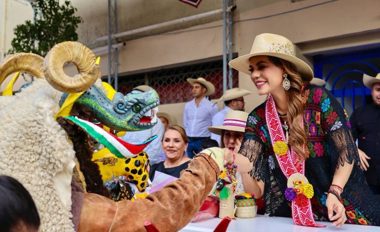 Encabeza Evelyn Salgado histórico Paseo del Pendón por los 200 años de la Feria de San Mateo en Chilpancingo