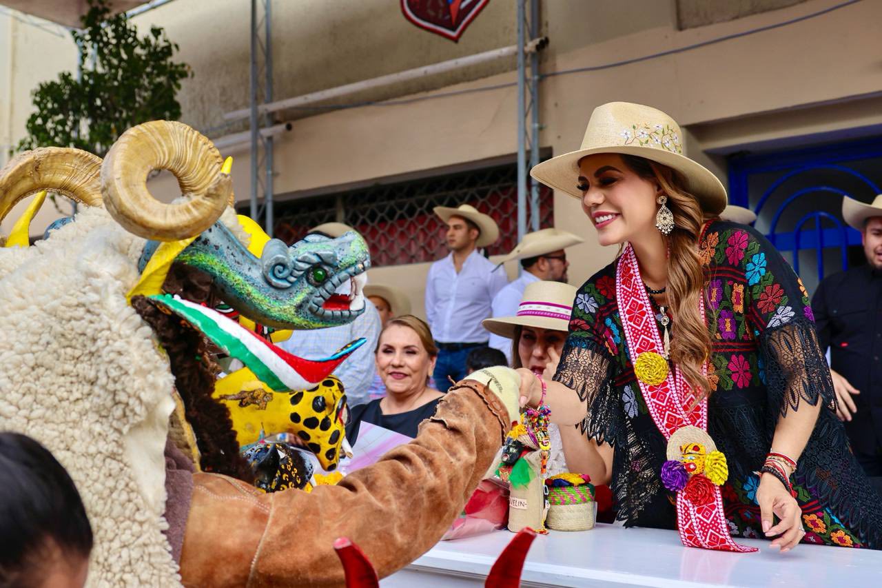 Encabeza Evelyn Salgado histórico Paseo del Pendón por los 200 años de la Feria de San Mateo en Chilpancingo